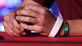 Jeder Spieler bekam ein Armband geschenkt.