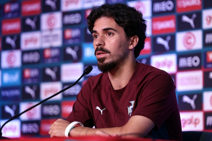 Vitinha trug das Armband auf der Pressekonferenz.