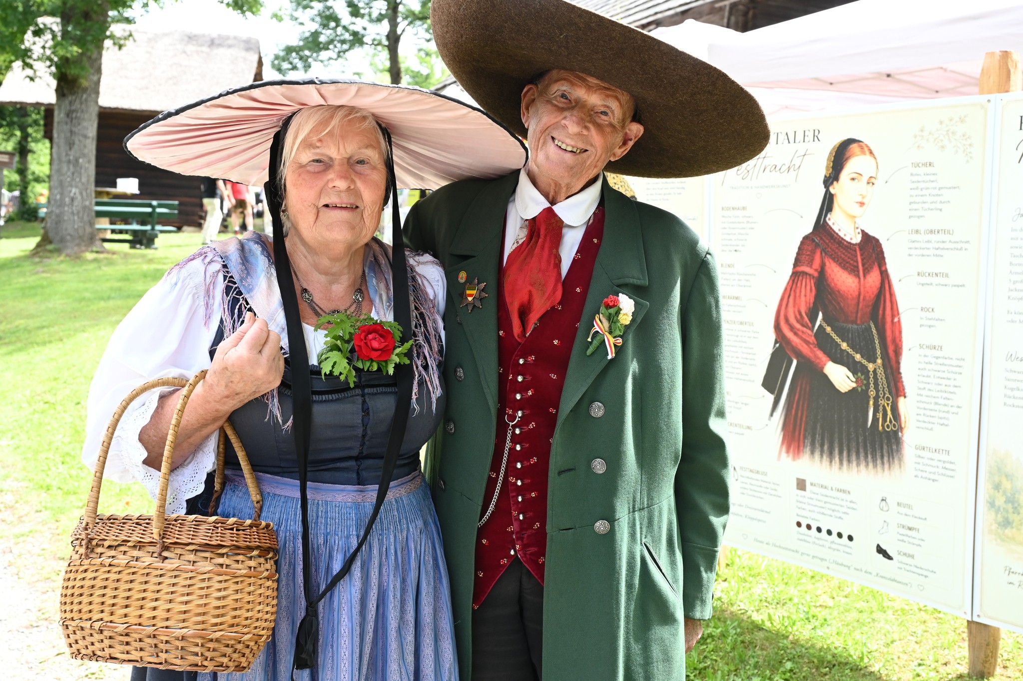 Helga und Karl Meßner von der Gemischten Trachtengruppe Klagenfurt in ihren Lavanttaler ...