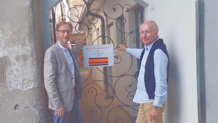 Gottfried Forsthuber und René Hansy von der FPÖ möchten, dass die ehemalige Toilette vor Ort ...