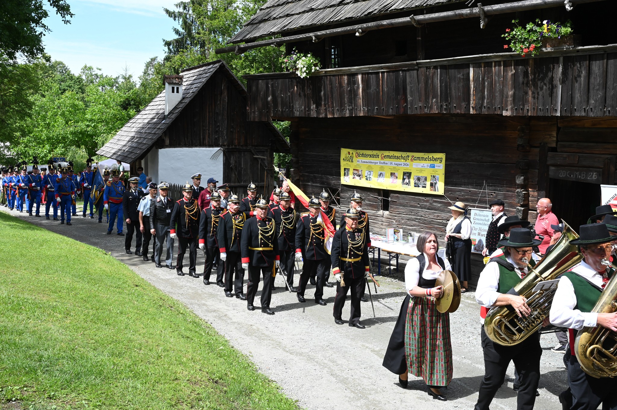 Nach dem Gottesdienst in der Maria Saaler Stiftskirche zogen die Verbände und Vereine im ...
