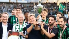 Der Pokal wurde in die Höhe gestemmt – nicht nur von Spielern des FC Wacker Innsbruck, sondern ...