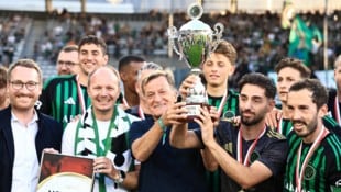 Der Pokal wurde in die Höhe gestemmt – nicht nur von Spielern des FC Wacker Innsbruck, sondern ...