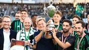Der Pokal wurde in die Höhe gestemmt – nicht nur von Spielern des FC Wacker Innsbruck, sondern ...