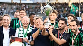 Der Pokal wurde in die Höhe gestemmt – nicht nur von Spielern des FC Wacker Innsbruck, sondern ...