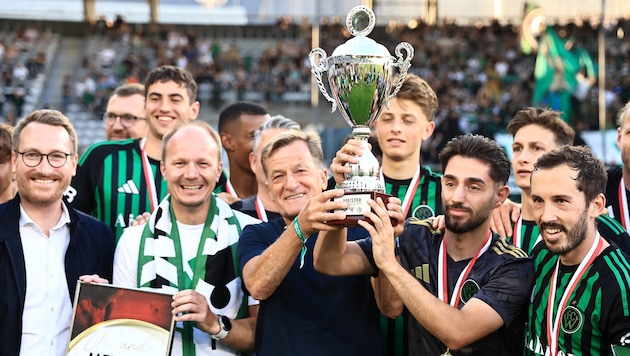 Der Pokal wurde in die Höhe gestemmt – nicht nur von Spielern des FC Wacker Innsbruck, sondern ...