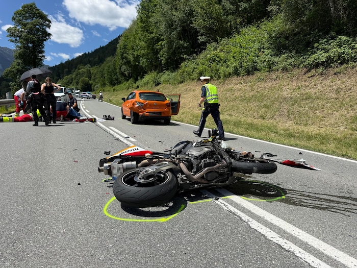 Auf der Achenseestraß in Tirol krachte eine Bikerin gegen ein Auto.
