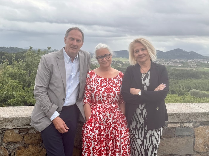 Veranstalter Horst Groß mit Heidi Kastner und Ada Pellert