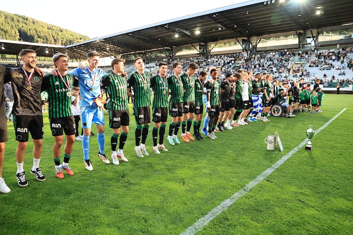 Die Kicker bedankten sich bei den treuen Fans. Am Samstag waren mehr als 3000 live dabei.