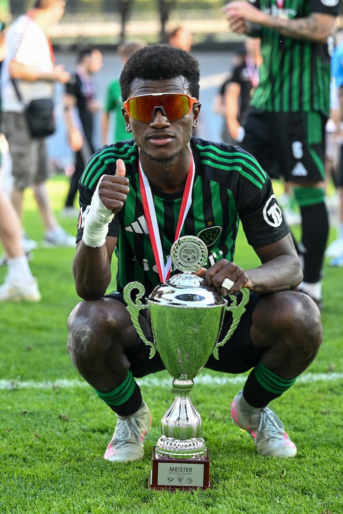 Spieler Bright Owusu posierte im stylischen Look.