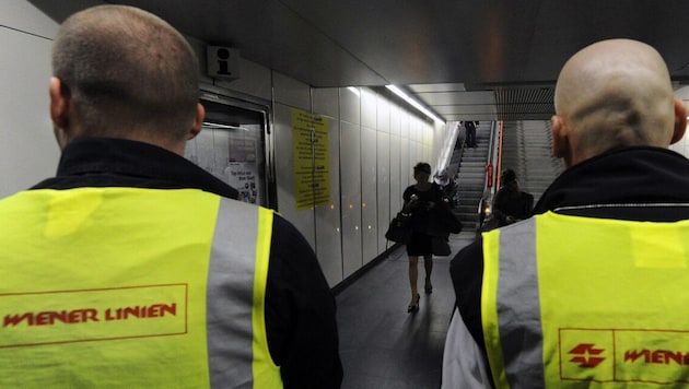 Den Fahrschein bitte: Für jeden Verstoß kassieren die Prüfer mit, aber nur wenn der „Sünder“ ...