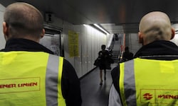 „Fahrkarte bitte“: Kontrolle in U-Bahn-Haltestelle