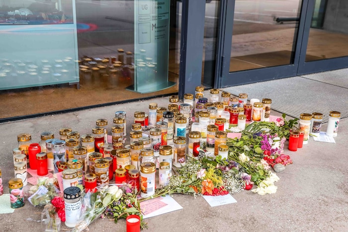 Vor dem Schuleingang wurden Blumen, Briefe und Kerzen zum Gedenken an die getötete Lehrerin ...