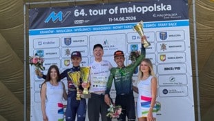 Colin Stüssi (M.) triumphierte bei der Tour of Malopolska.