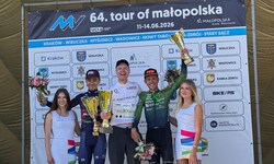 Colin Stüssi (M.) triumphierte bei der Tour of Malopolska.