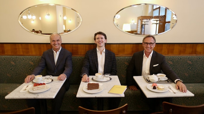 Peter Friese (li.) und Mario Plachutta (re.) übernehmen das Engländer. Sohn Christoph Plachutta ...