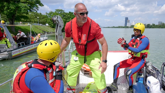 Dominik Wiest (Mitte) im Einsatz auf der Donau. In der Ausbildung (260 Stunden) wird Funk, ...