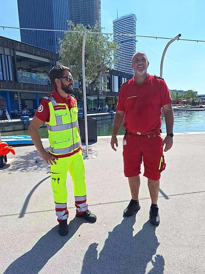 Im Donaukanal ist das Schwimmen zwar erlaubt, aber Wiest (re.) empfiehlt es nicht. Die Strömung ...