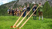 Alphornbläser und Kuhglocken-Geläut stimmten auf den Almsommer ein.