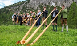 Alphornbläser und Kuhglocken-Geläut stimmten auf den Almsommer ein.