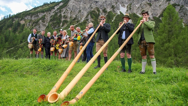 Alphornbläser und Kuhglocken-Geläut stimmten auf den Almsommer ein.
