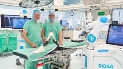 Abteilungs-Chef Karl Miedler (re.) zeigt am Modell die Vorteile bei Operationen.