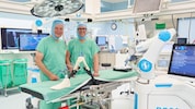 Abteilungs-Chef Karl Miedler (re.) zeigt am Modell die Vorteile bei Operationen.