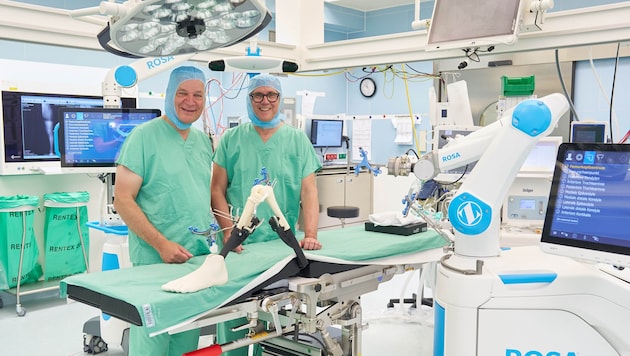 Abteilungs-Chef Karl Miedler (re.) zeigt am Modell die Vorteile bei Operationen.