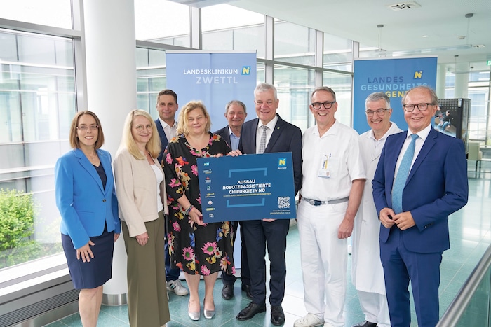 Landesrat Anton Kasser (4. v. re.) und das Klinik-Team freuen sich über die neue Technologie im ...