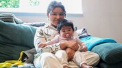 Jungmutter Vanessa Ligsa mit ihrer Tochter Ellynor hofft auf ein Einlenken der ÖGK.