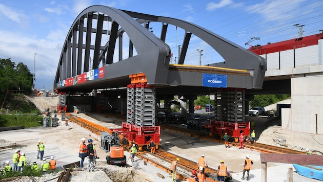 Für die Arbeiten musste am Sonntag die A 25 bei Wels gesperrt werden.