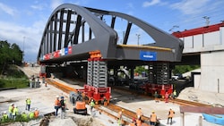 Für die Arbeiten musste am Sonntag die A 25 bei Wels gesperrt werden.