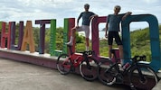 Lukas und Philip Pertl beim Huatulco-Schriftzug.