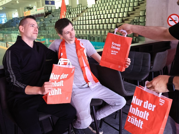 Die „Krone“ macht die WM in der VIP-Loge noch exklusiver, es gibt auch Goodie Bags.