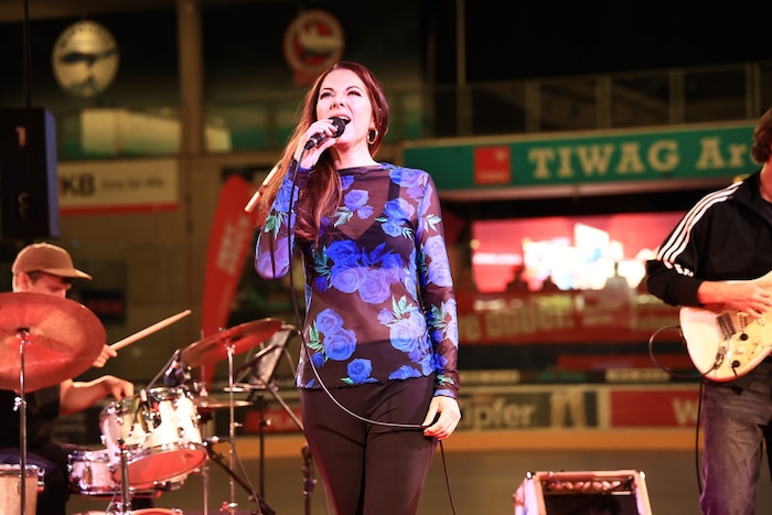 Die aus Tirol stammende Sängerin Sara De Blue gab während der Partien ein Konzert.