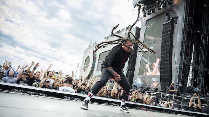 Sonny Sandoval von P.O.D. zeigt seine Haarpracht während der musikalischen Ekstase.