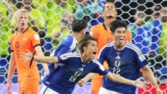 Koki Ogawa feiert mit Takehiro Tomiyasu