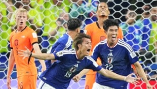 Koki Ogawa feiert mit Takehiro Tomiyasu
