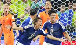 Koki Ogawa feiert mit Takehiro Tomiyasu