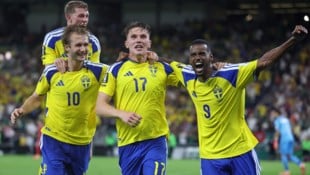 Die Schweden jubeln zum WM-Auftakt.