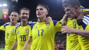 Die Schweden jubeln zum WM-Auftakt.