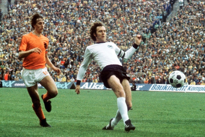 Franz Beckenbauer (r.)