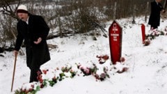 Gräber der Opfer des Massakers von Recak – Dutzende Zivilisten wurden 1999 von serbischen ...
