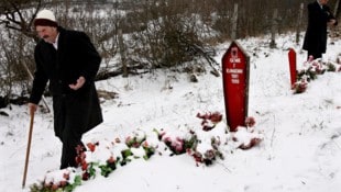 Gräber der Opfer des Massakers von Recak – Dutzende Zivilisten wurden 1999 von serbischen ...