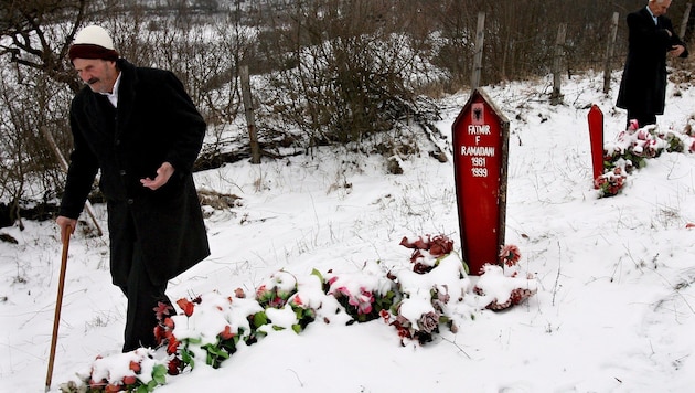 Gräber der Opfer des Massakers von Recak – Dutzende Zivilisten wurden 1999 von serbischen ...