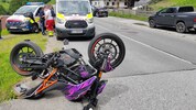 Der Biker kam mit dem Motorrad von der Straße ab.