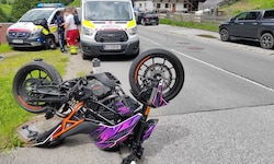 Der Biker kam mit dem Motorrad von der Straße ab.