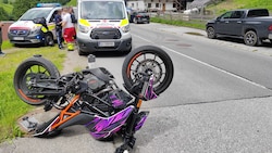 Der Biker kam mit dem Motorrad von der Straße ab.