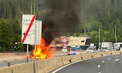 Der Pkw fing kurz nach der Grenze in Flammen auf.