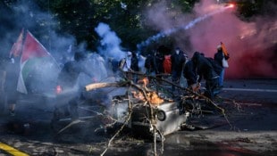 Gewalt überschattet die Proteste. Vielfach werden Palästina-Flaggen geschwenkt. 